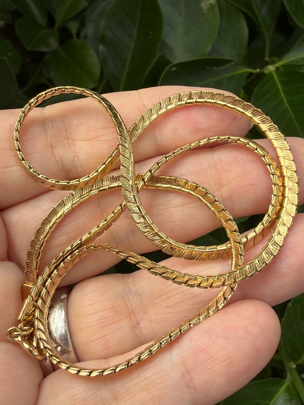 VINTAGE AVON TEXTURED FLORENTINE DESIGN FLAT CHAIN NECKLACE GOLD TONE METAL